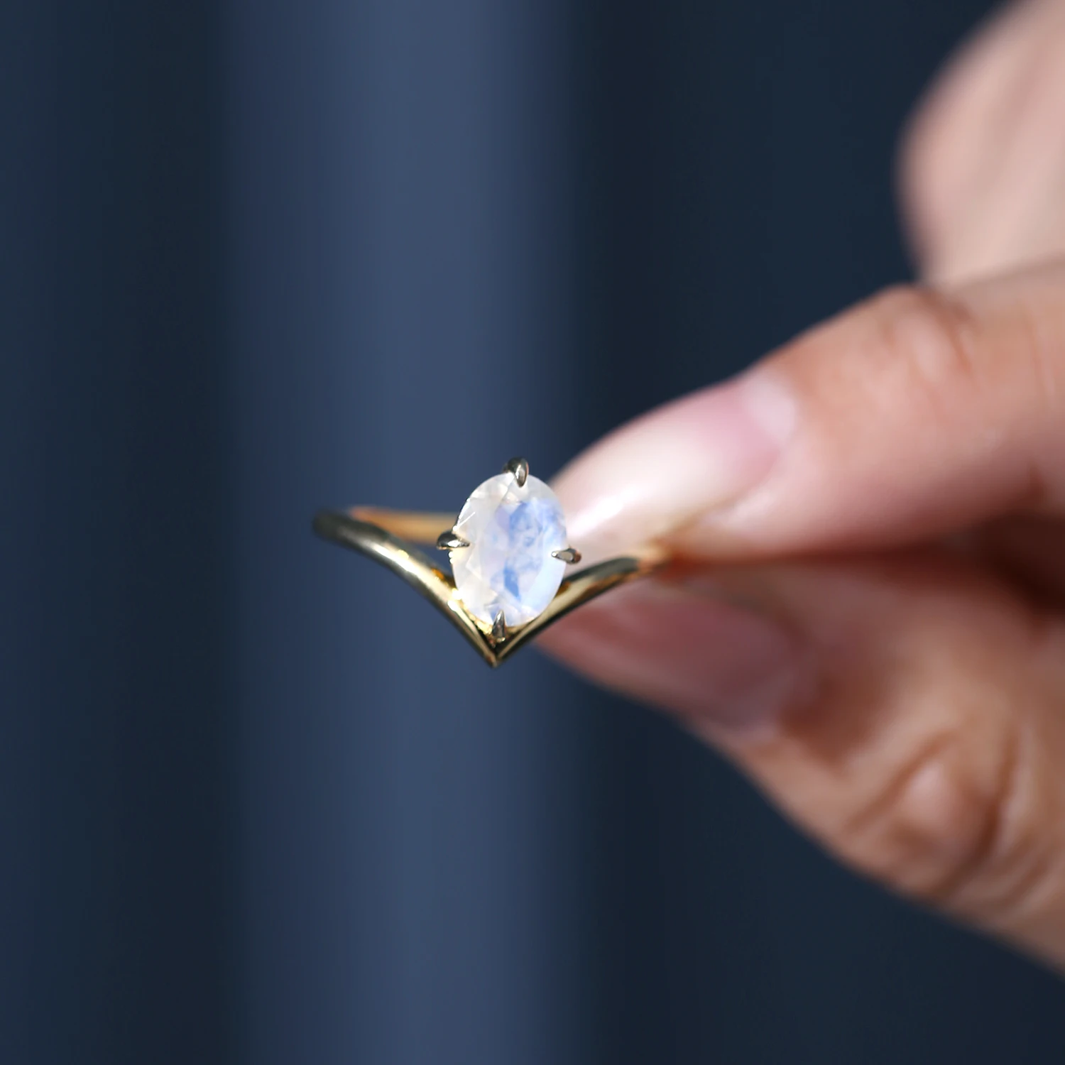 GEM'S BALLET Gold Curved Ring Natural Milky Blue Moonstone Wedding Engagement Rings in 925 Sterling Silver Healing Gift