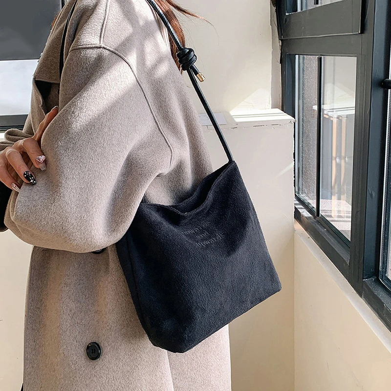 Damen-Handtasche aus Wildleder mit großer Kapazität und Buchstabenmuster, magnetische Schnalle, Samt, PU-Unterarmtasche im Retro-koreanischen Stil – Detail 4