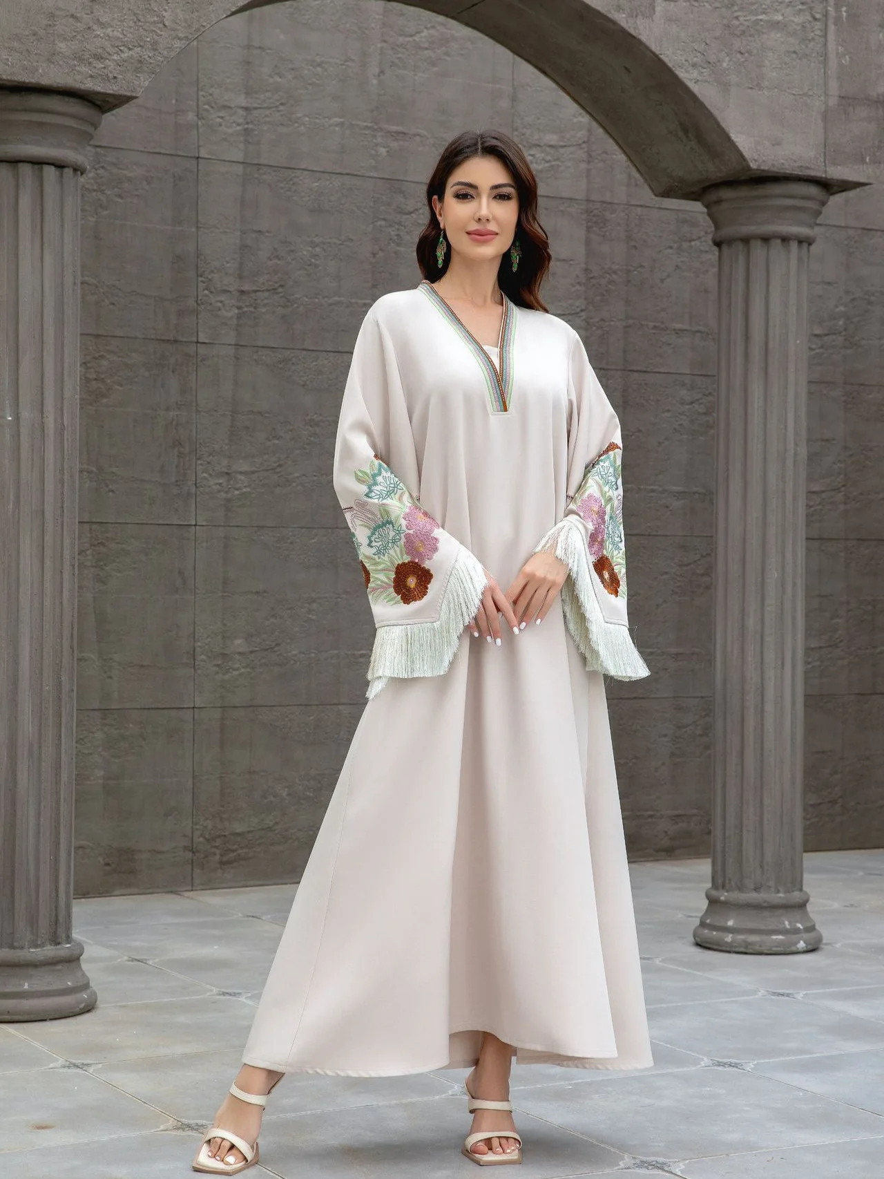 

Элегантная абайя с V-образным вырезом, вышивкой и бахромой, скромная абайя с длинными рукавами, исламская абайя, стильное мусульманское платье в арабском стиле, королевское платье для Ближнего Востока.