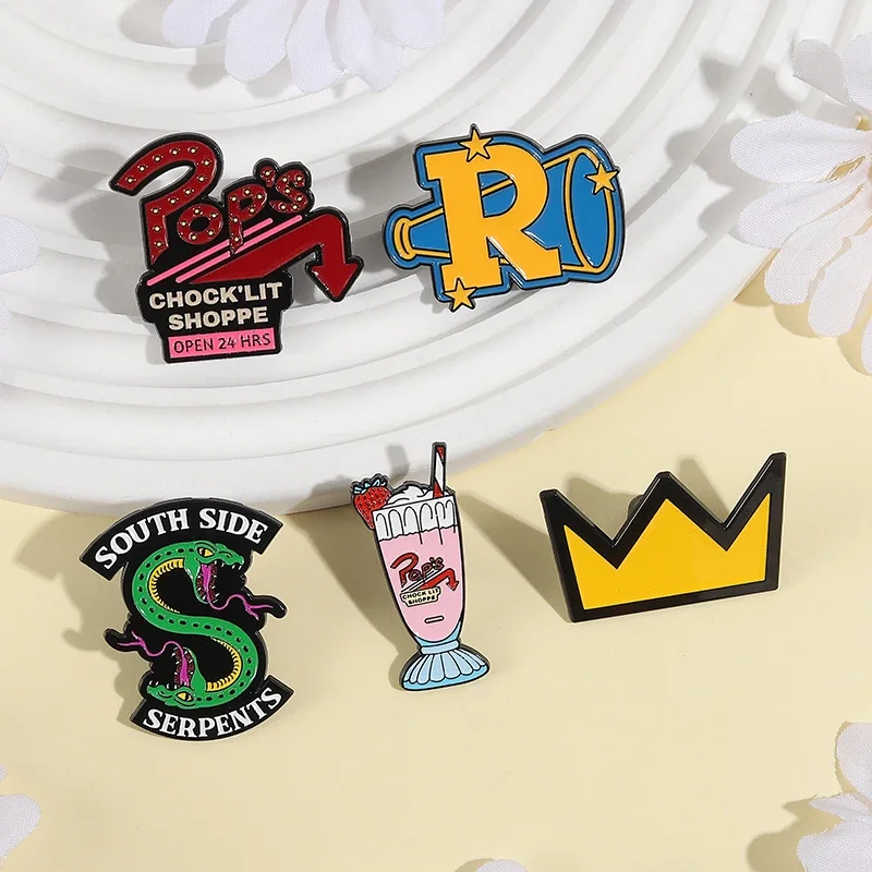 الكلاسيكية الإجرامية التشخيص الدراما المينا دبابيس مخصص الجانب الجنوبي الثعابين بروش معدني على ظهره شارة التلبيب مجوهرات بسيطة المشجعين هدية