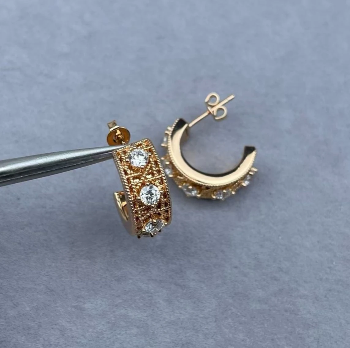 

New diamond hollow with diamond earrings light luxury fashion high sense wide version earrings