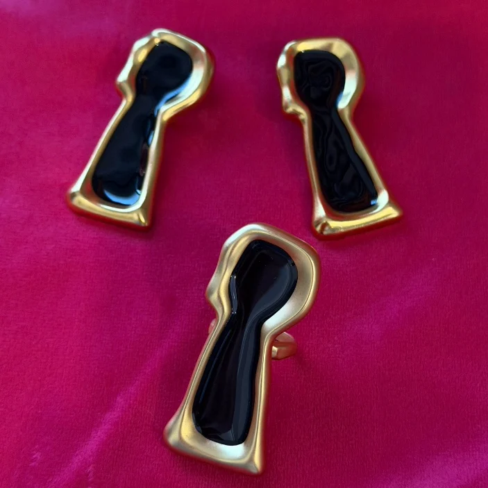 

Europe Fashion Brass Gold Plated Black Drip Glaze Key Earrings Top Quality Woman Designer Luxury Jewelry