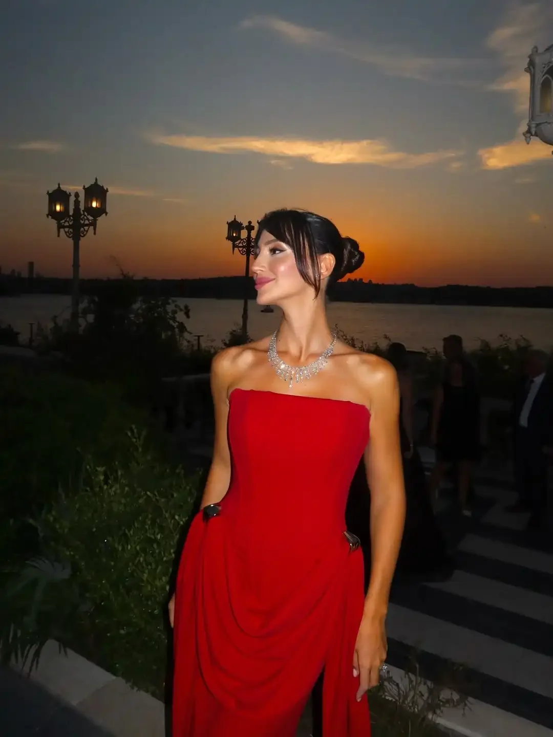 

Вечернее длинное платье 2026 года, красное, сексуальное, без бретелек, корсетное, женское, шикарное, с открытой спиной, без плеч, плиссированное