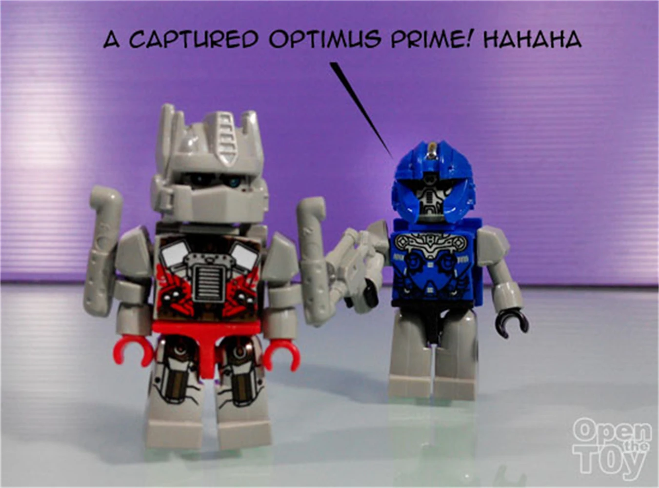 Hasbro Kre-O Transformers Black Bumblebee Cell Block Breakout Dinobot, Optimus Prime, una figura Vehicon e Bumblebee