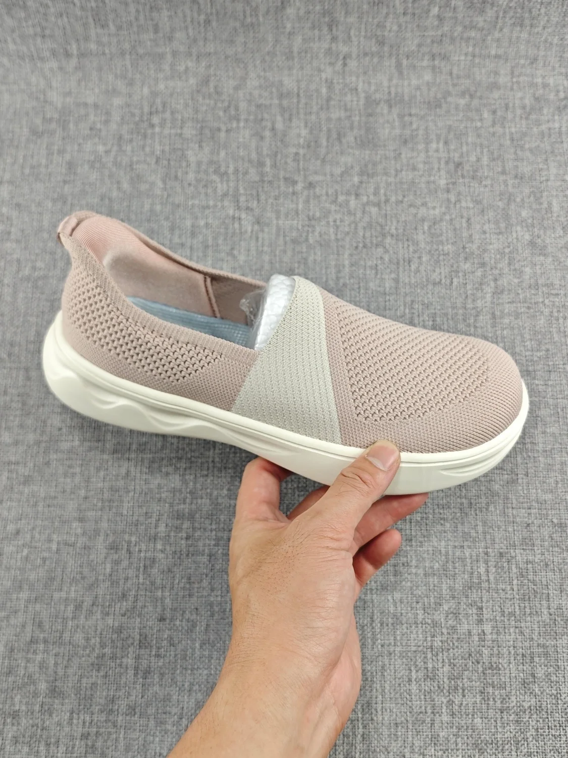 女性のカジュアルスリッポンシューズソフトボトムアンチショック通気性メッシュフラッシュウェアママシューズ快適なウォーキングシューズ