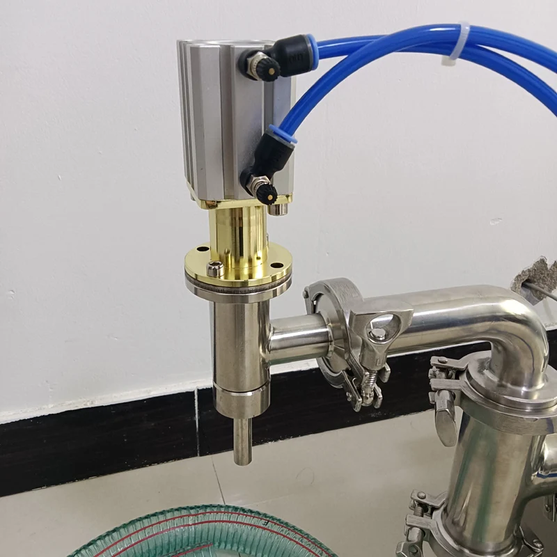 آلة تعبئة كمية سائلة برأس واحد من الفولاذ المقاوم للصدأ آلة تعبئة هوائية أفقية حليب النبيذ المشروبات