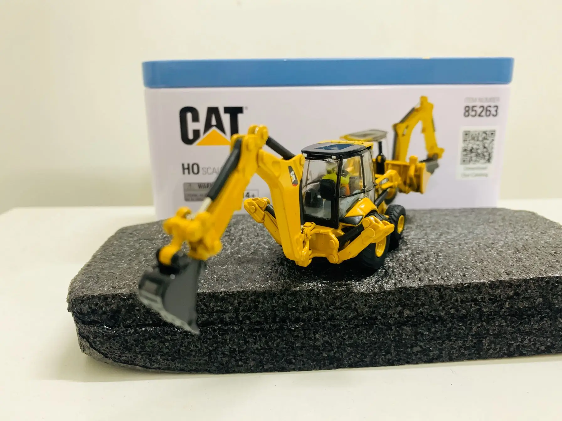 450E Backhoe Loader 1:87 Ho Scale Metal Model By Diecast Masters 85263 NEW