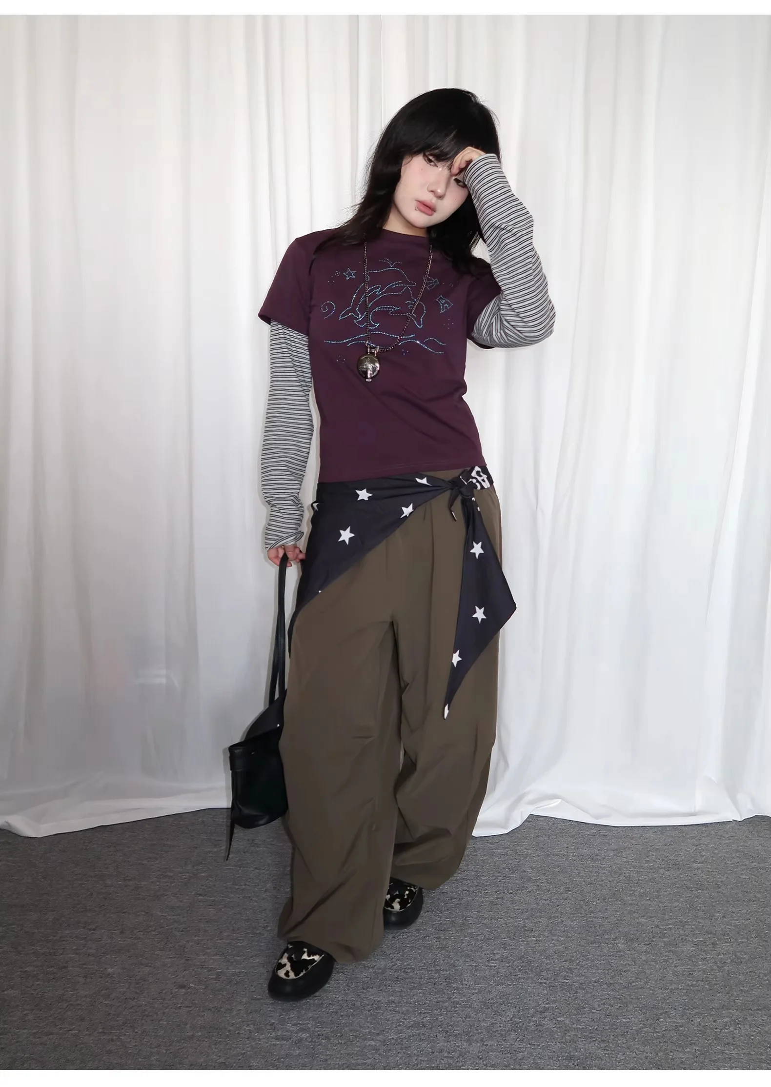 Damen Y2K Fake Zweiteiler Langarm-Oberteil mit Schwarz Gestreiften Ärmeln, Strass-Delfin-Print, Slim Fit, Süßes Alt-T-Shirt – Detail 8