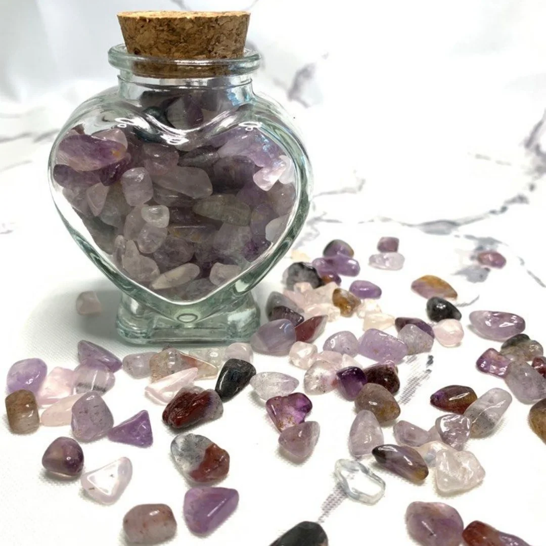 Super Seven Crystal Chips, irregularly shaped, smooth, transparent crystal decorative stones, multi-colored decorative items.