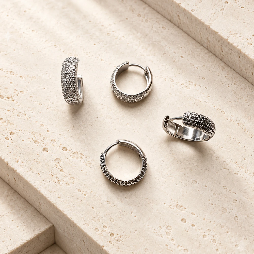 Kleine, breite Creolen-Ohrringe mit Zirkonia, feiner Schmuck für Damen und Herren, ein trendiges Geschenk aus reinem 925er Sterlingsilber. – Detail 5