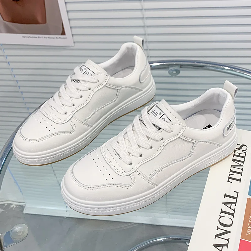 Flat bottomed board shoes 2024 autumn and winter women\'s new fashionable student casual sports shoes white small shoes