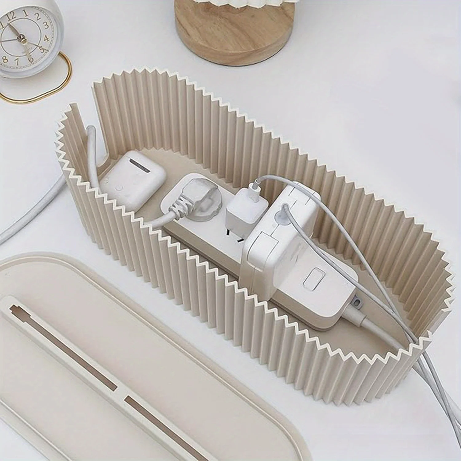 قطعة واحدة من صندوق إدارة الكابلات الكبير، شريط طاقة سهل التركيب، منظم الشاحن والمحول - مثالي لإخفاء الأسلاك في المنزل والمكتب