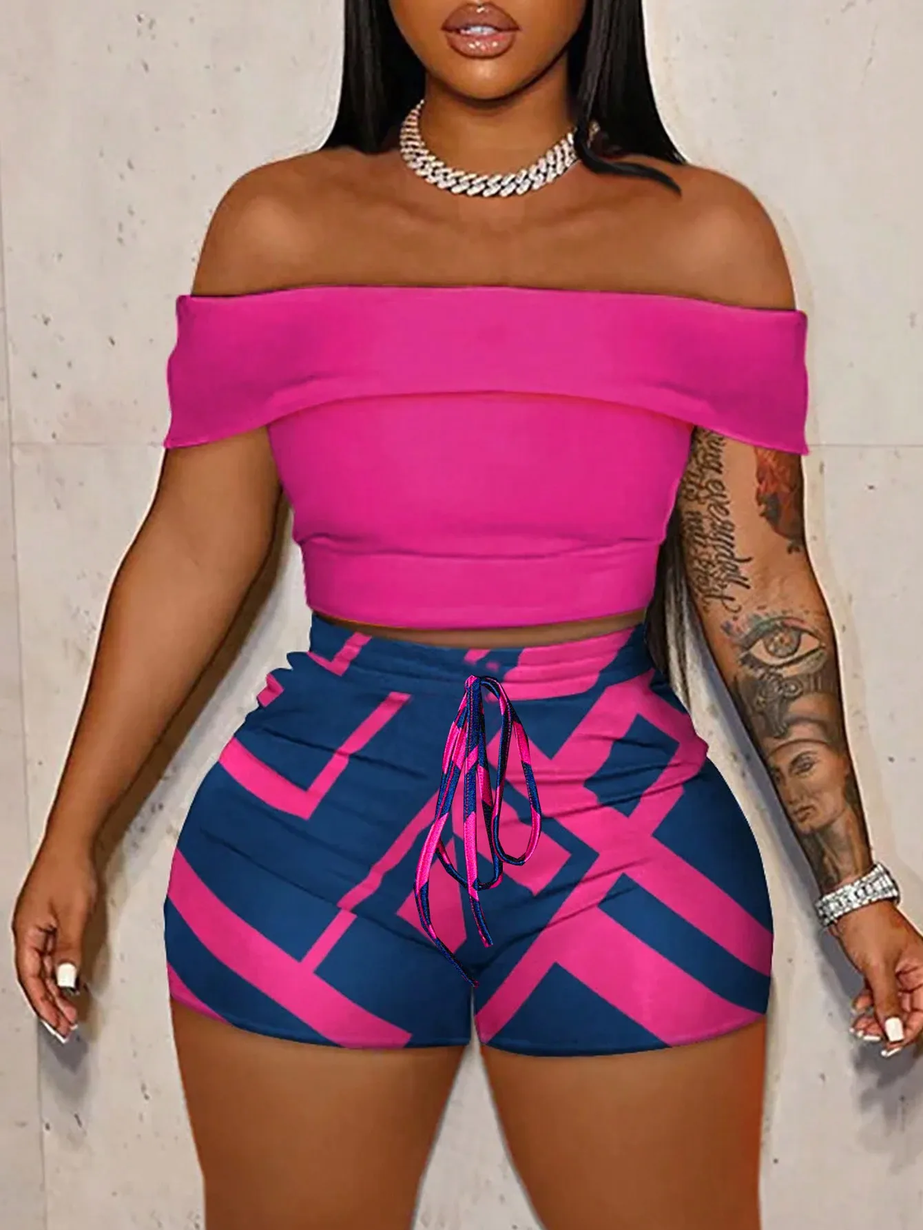 

Комплект из укороченного топа с открытыми плечами и шорт с геометрическим принтом и завязками на талии для летних вечеров