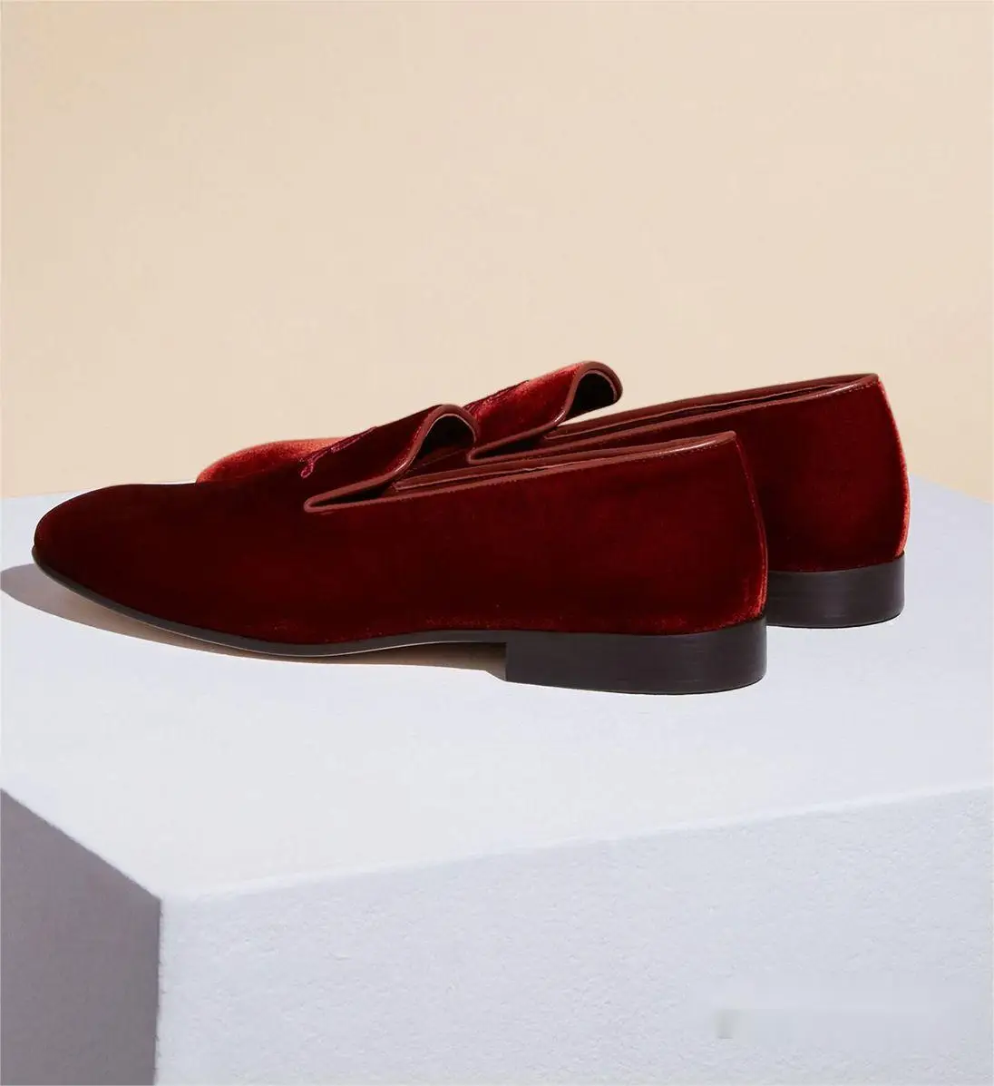 

Black Red Velvet Shoes High Quality Slip on Flat Loafers New Luxury Designer Fashion PointedMen Casual Loafers Formal Footwear