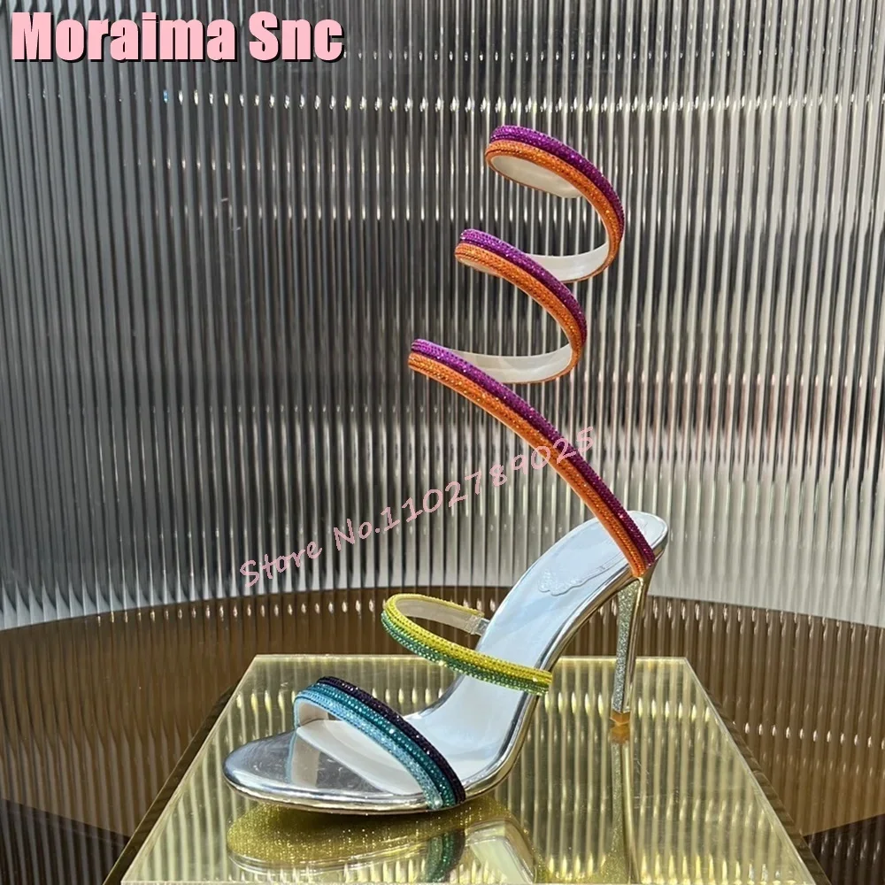 

2026 Новые сандалии с блестящими кристаллами на шпильке, разноцветные, с круглым открытым носком, без шнуровки, пикантная модная женская обувь, летняя банкетная вечеринка