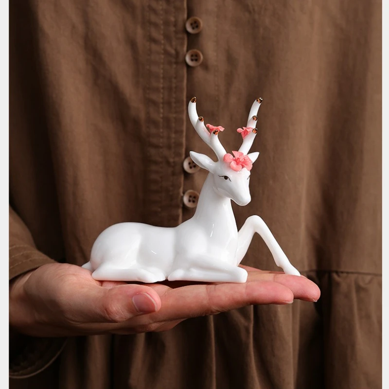 White Porcelain Deer Carving Art Modern Nordic Miniature Sculpture Aesthetics Elegant Sculpture Desktop Decoration