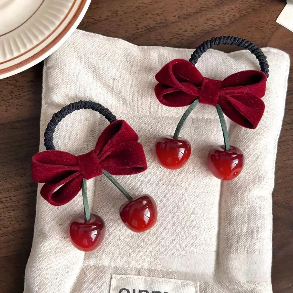Niedliche rote Samtschleife mit Kirschen, elastische Haarspange/Haargummi – perfekt für festliche Party-Looks – Detail 5