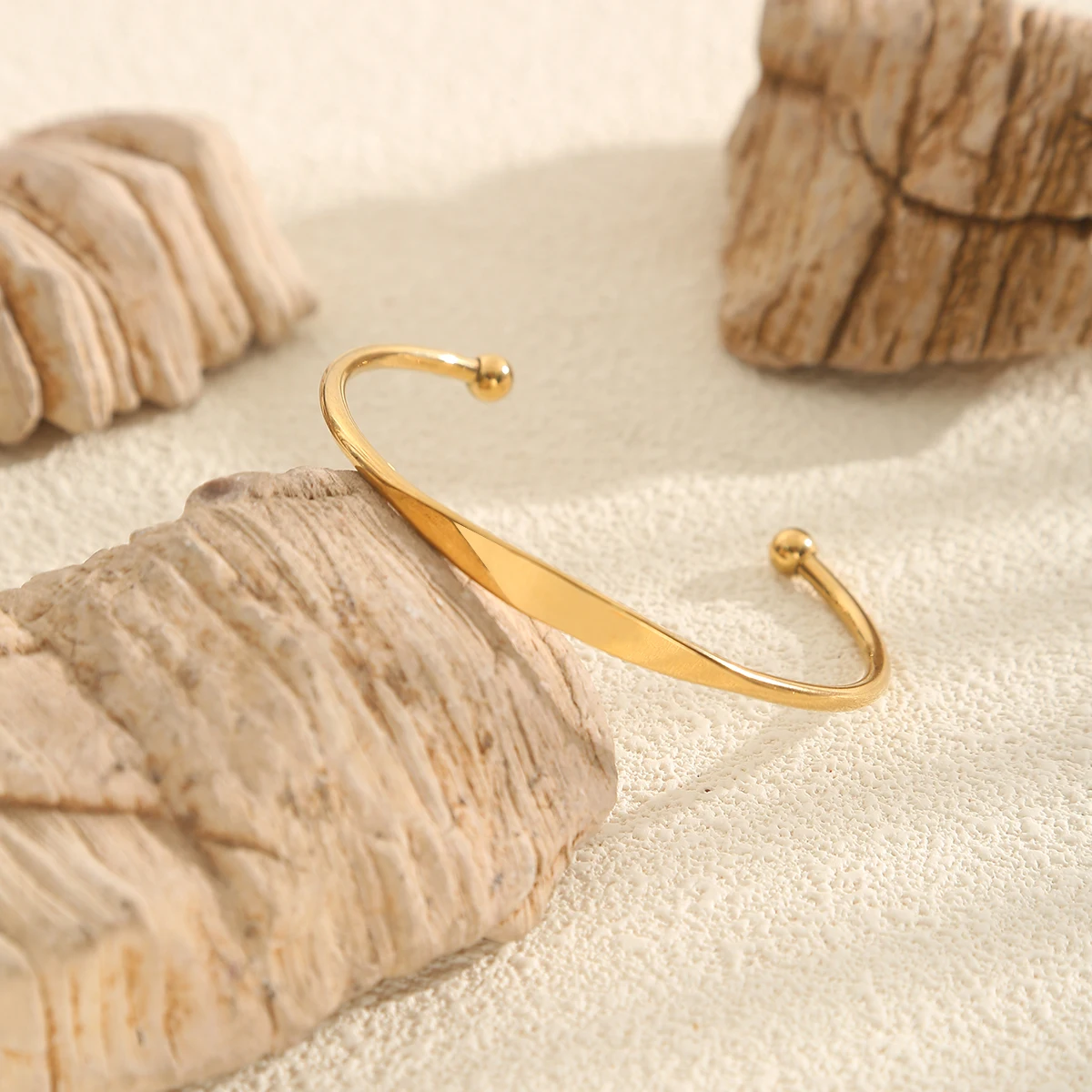 مجموعة GIOIO الحد الأدنى العصرية المفتوحة أساور نسائية عصرية وأنيقة من الفولاذ المقاوم للصدأ مطلية بالذهب عيار 18 قيراط مجوهرات شتوية يومية #2