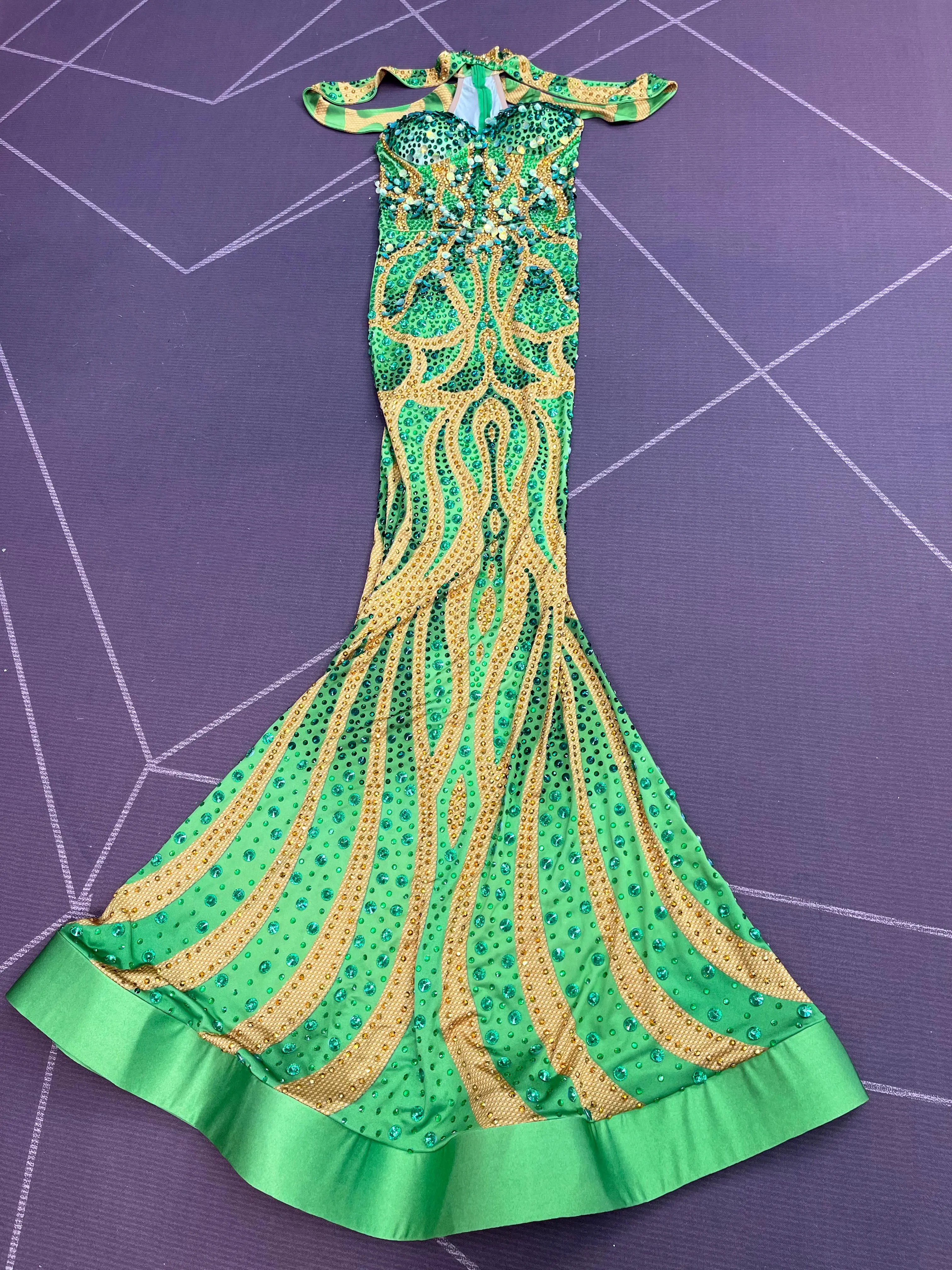 Luxurious High-end Twinkling Green Rhinestones Trim fit Cape collar Elegant Dress Evening Prom Gowns Red carpet Show Stage Wear