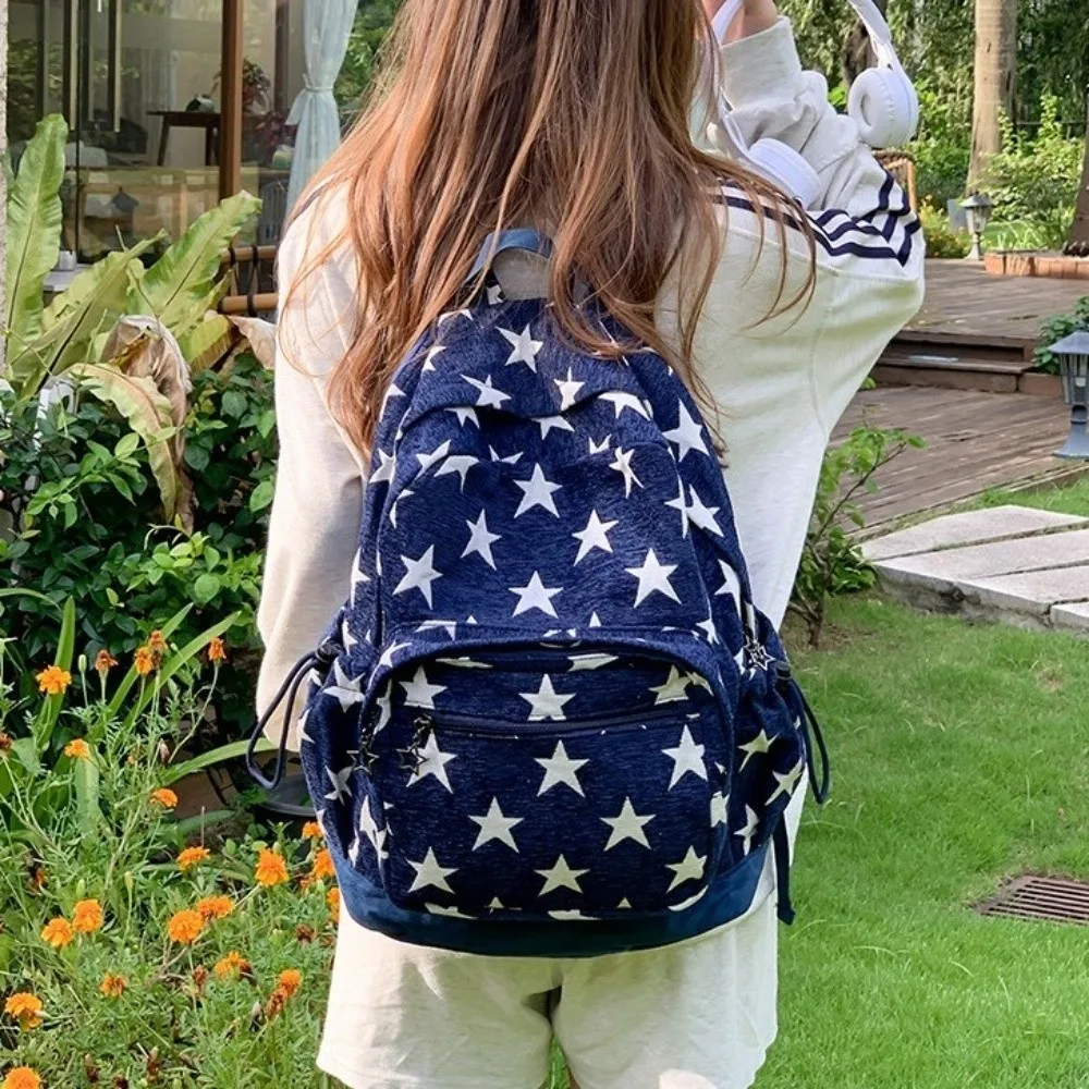 Plecak w stylu koreańskim z szarymi paskami, wieloma kieszeniami, regulowanymi paskami, nadrukiem gwiazd, lekki, idealny do dojazdów do pracy.