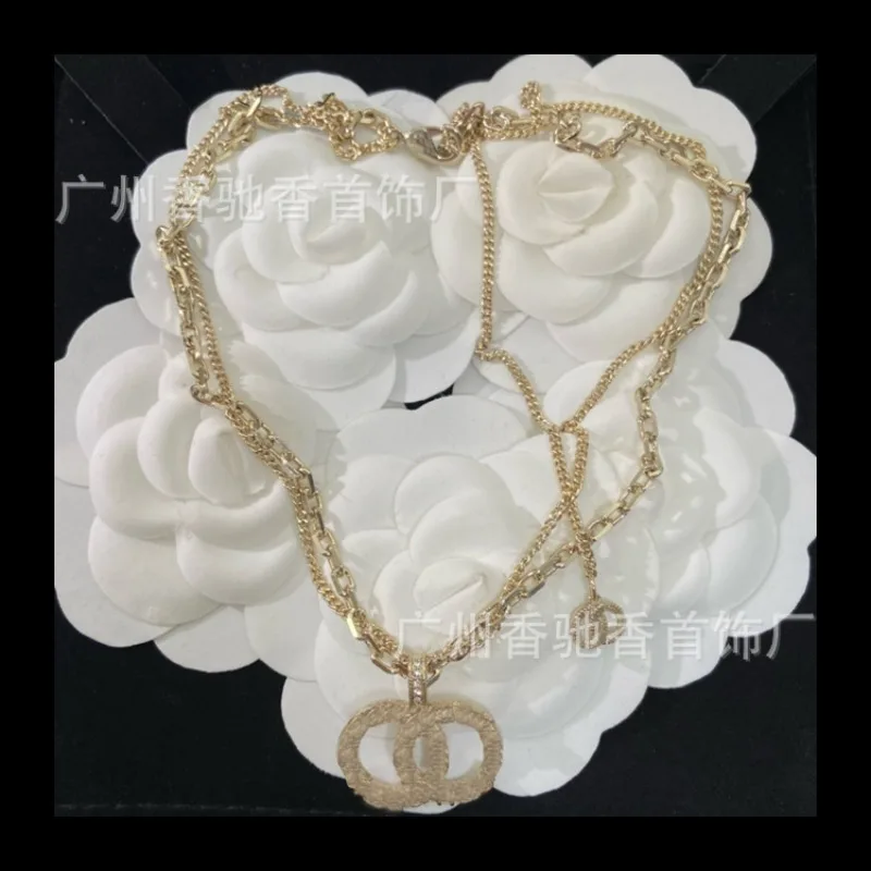 Oma Xiang geprägte Diamant Halskette Armband Set Französisch Retro hochwertige Brosche Frauen