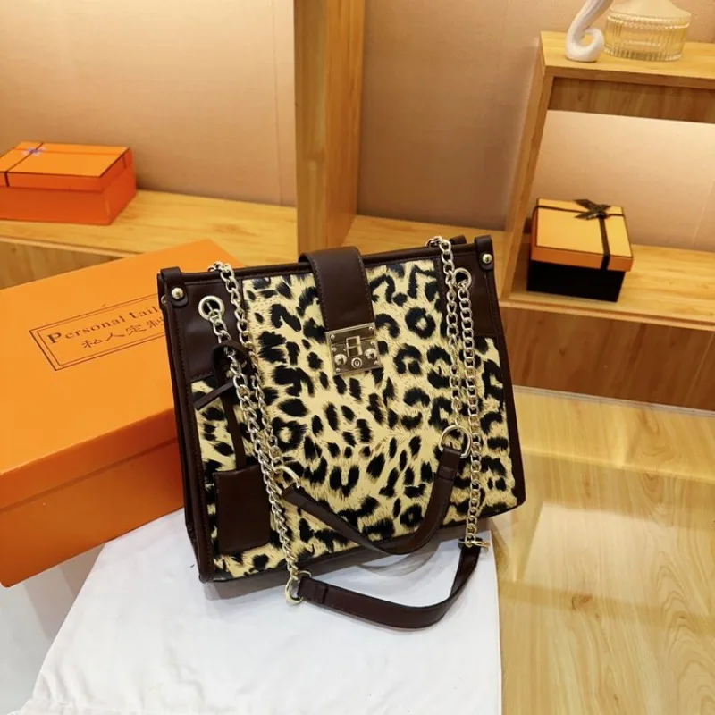 

2023 Новая женская уникальная сумка-тоут с цепочкой — большая вместимость, через плечо/плечо/ручной, универсальный модный бестселлер.