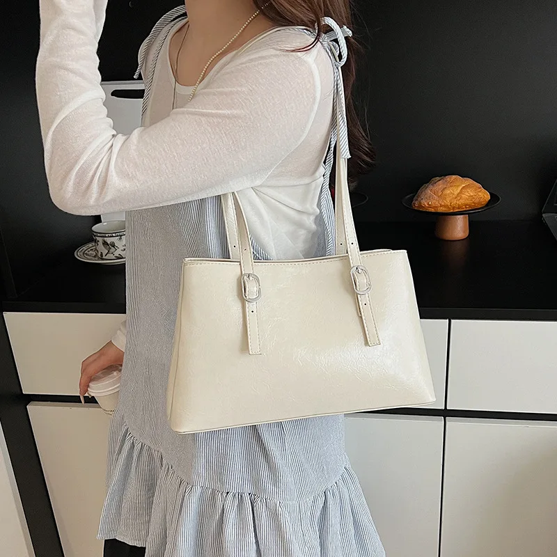 

2025 Новая женская сумка большой емкости, модная универсальная темпераментная простая пригородная сумка, сумка через плечо