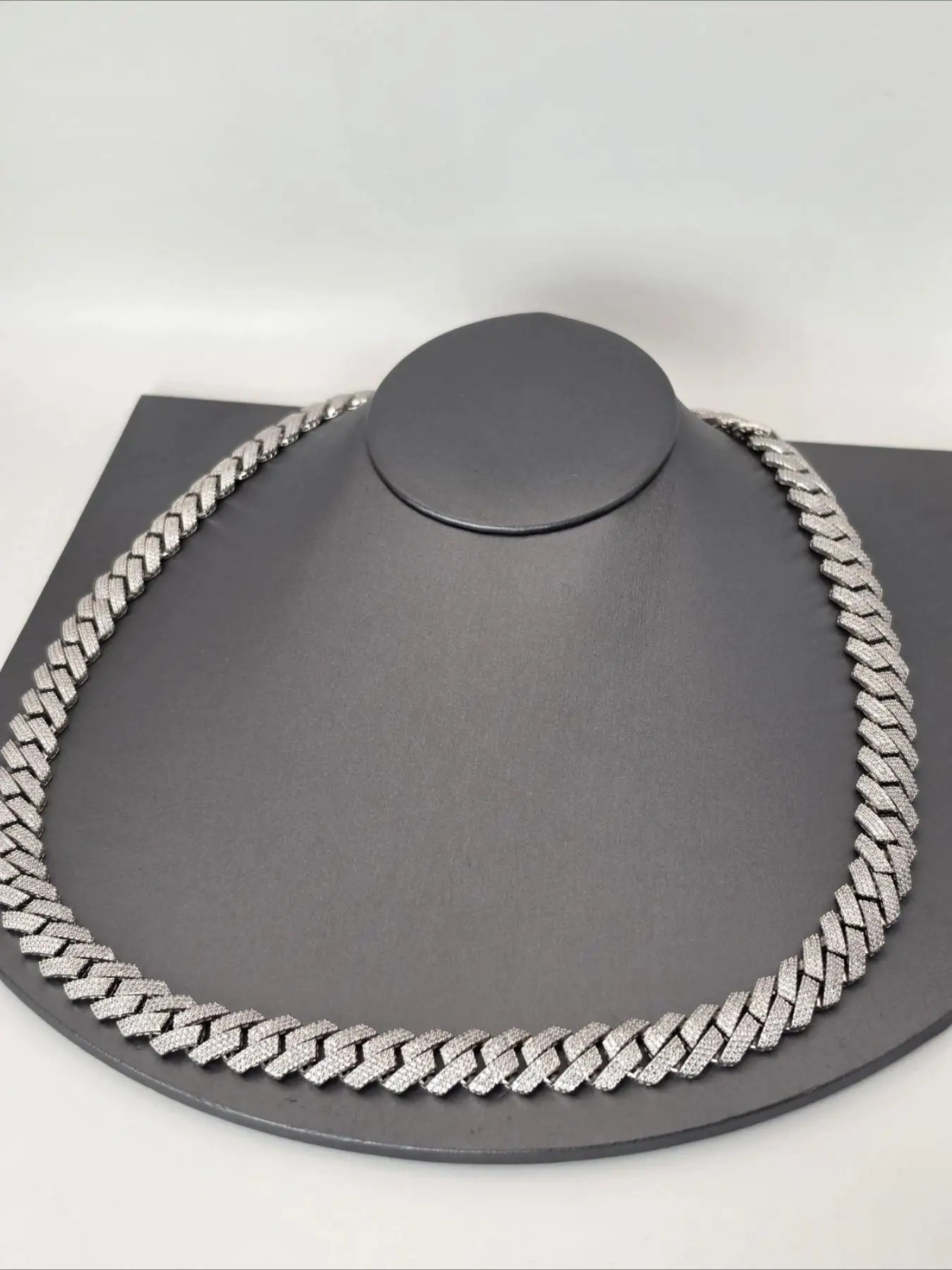 Miami Cuban chain 20mm classic with diamond-encrusted lock, American hip-hop trend jewelry is shiny and translucent