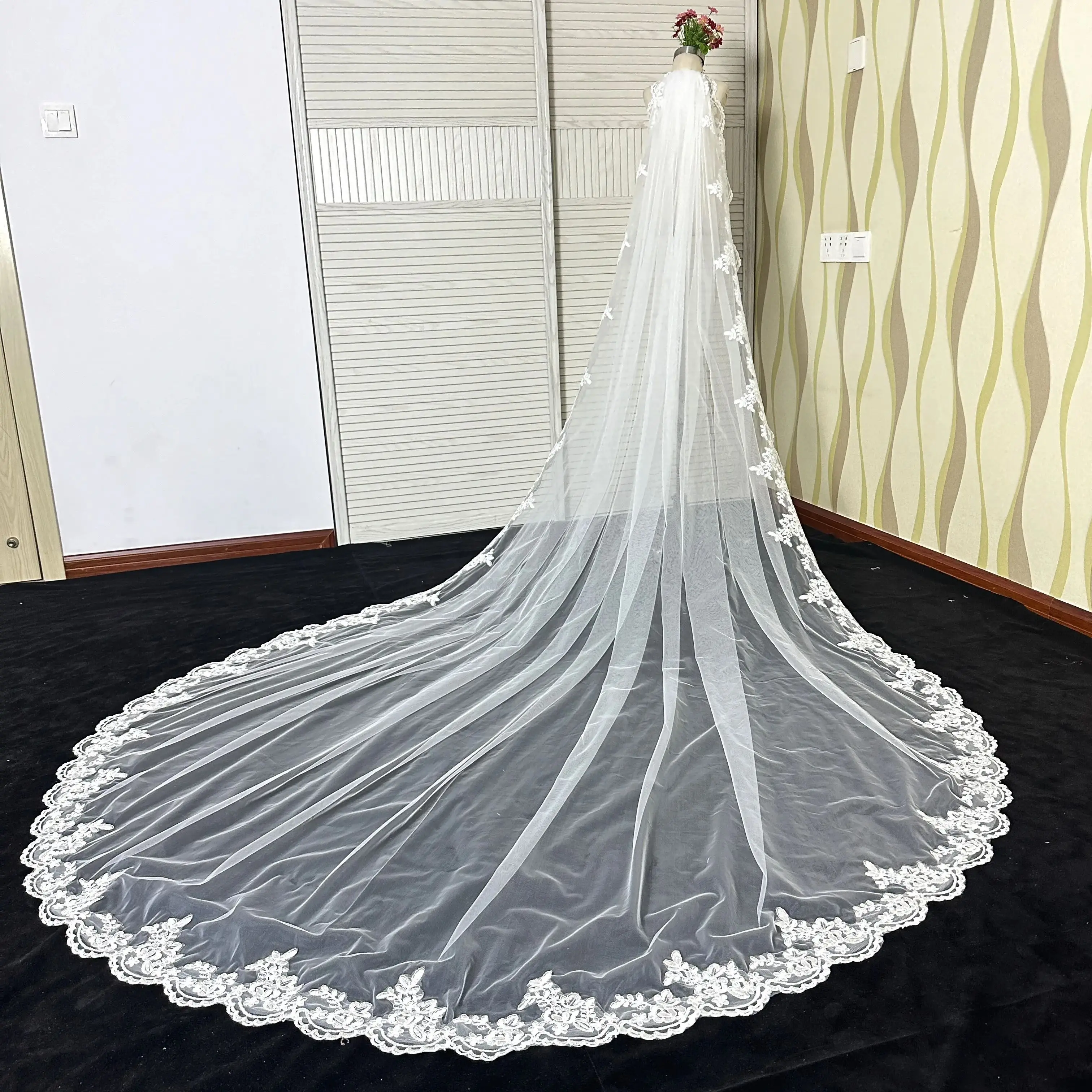 Real Photo 3M 4M 5M New Cathedral Wedding Veils Long Lace Edge Bridal Veil with Comb Wedding Accessories Veu de Noiva Bride