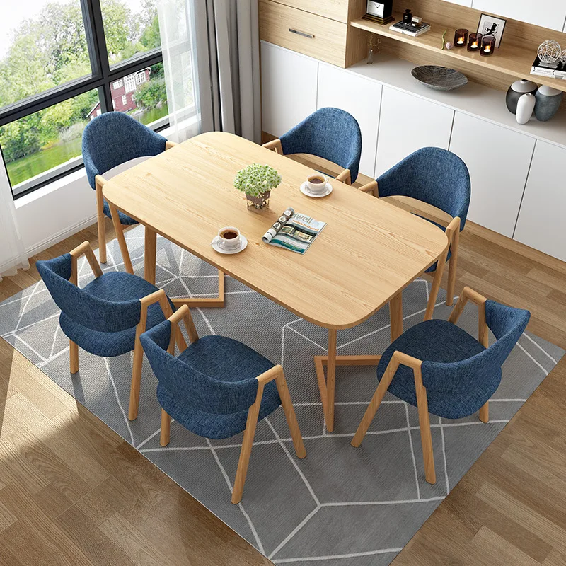 Tavolino da conferenza semplice e moderno nel riposo del negozio di riunioni, sala reception, ufficio, area ospite, tavoli e sedie