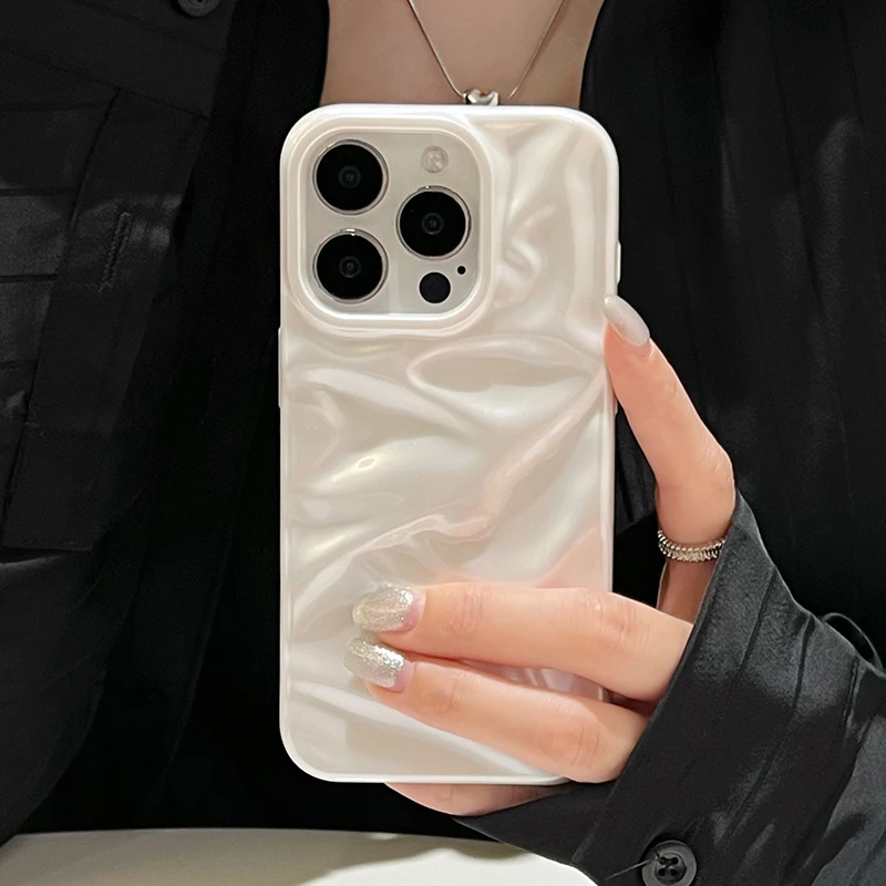 Perlweißes Falt-Textur-Gehäuse für iPhone 16 13 14 11 12 17 18 Pro Max 15 Plus Stilvolle Glänzende Weiche TPU-Handyrückseite – Detail 8