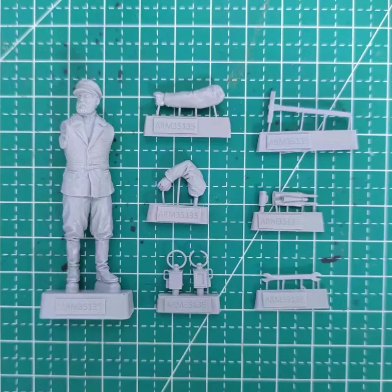 1/35 Resin Figure Model Kits Micro-Scene Layout Miniature Russian Railroader Trackwalker.1 Figure Unassambled Unpainted 598