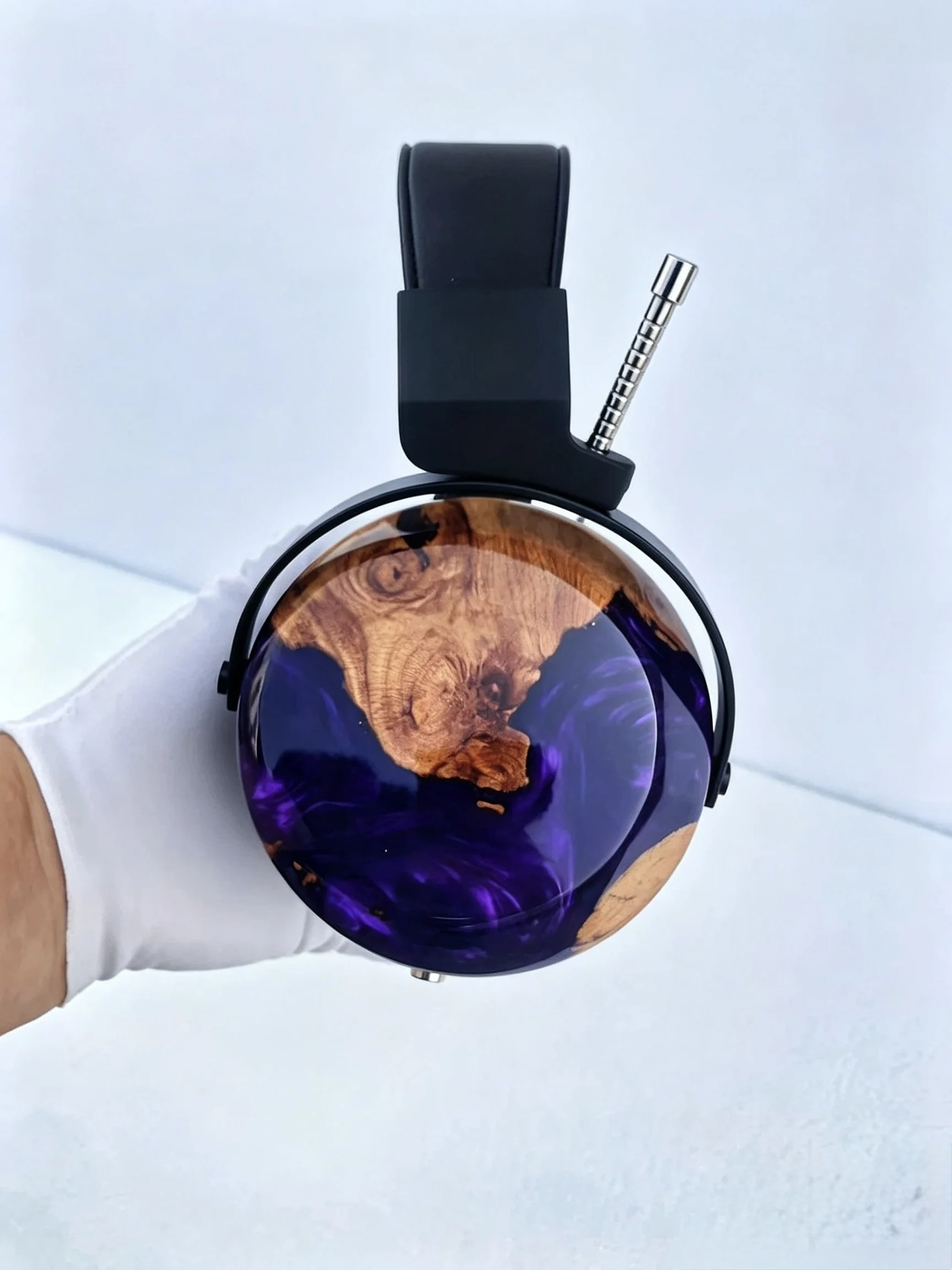 Stable wooden closed-back headphones featuring Deon bio-dome drivers, high quality with multiple impedance options available