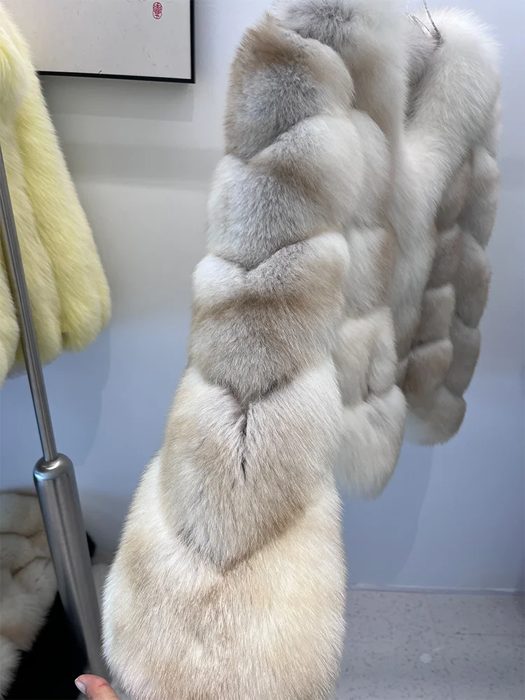 معطف شتوي لعام 2025 من فرو الثعلب الحقيقي للنساء ملابس بيضاء جديدة من الجلد والفراء معاطف طبيعية وسترات عصرية