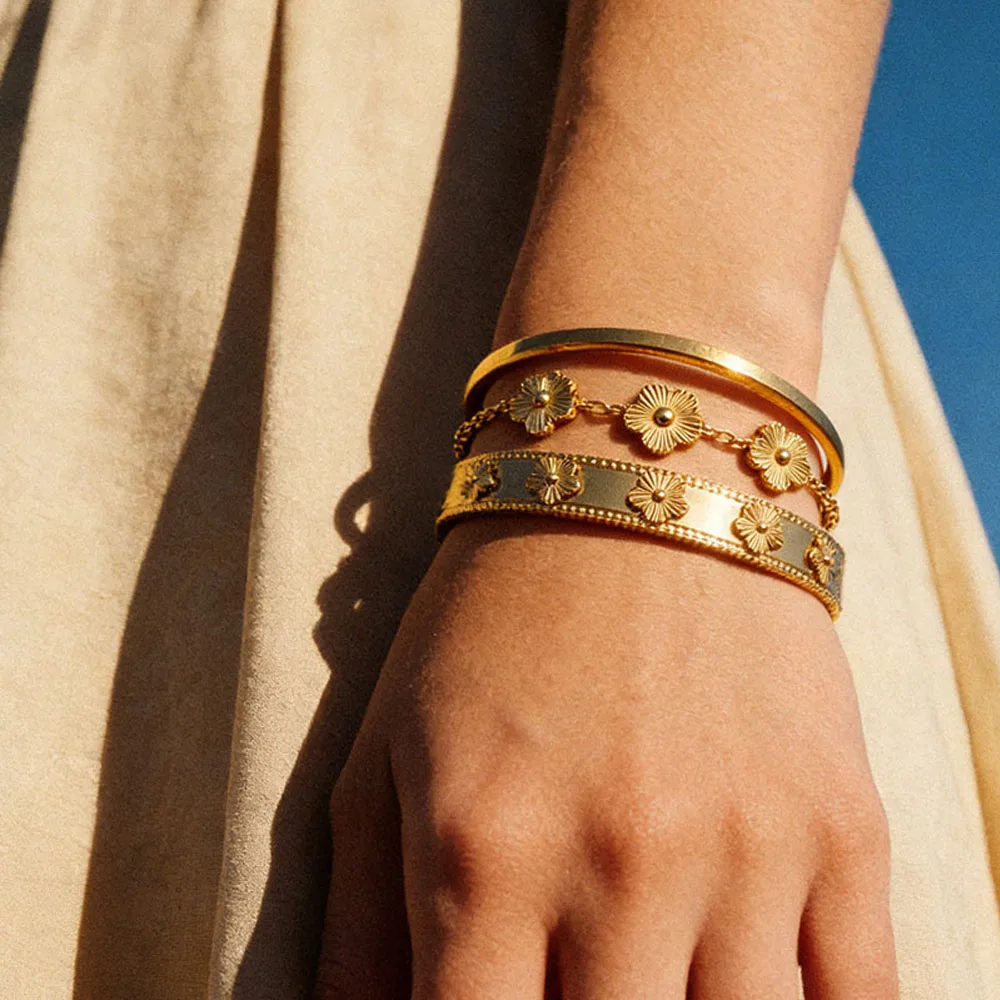 3-teiliges Wasserdichtes Blumenmuster Armreif-Set für Frauen Edelstahl 5-Blatt-Klee Armband Stapelbare Schmuck-Geschenkidee – Detail 4