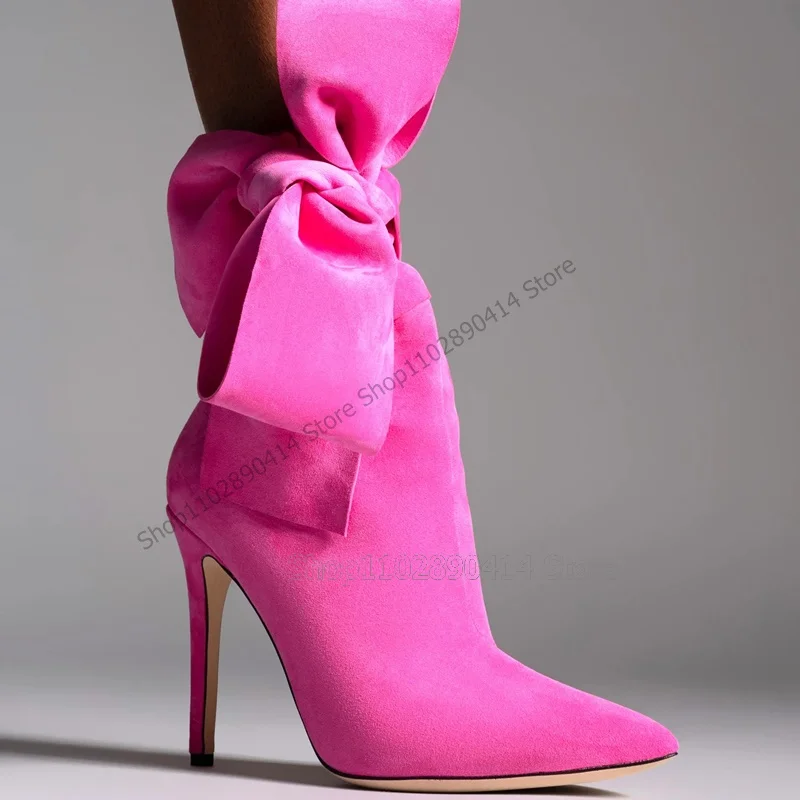 Botas femininas de tornozelo rosa vermelha, sapatos de dedo apontado, alça traseira, nó arco, salto alto fino, moda de passarela, 2023