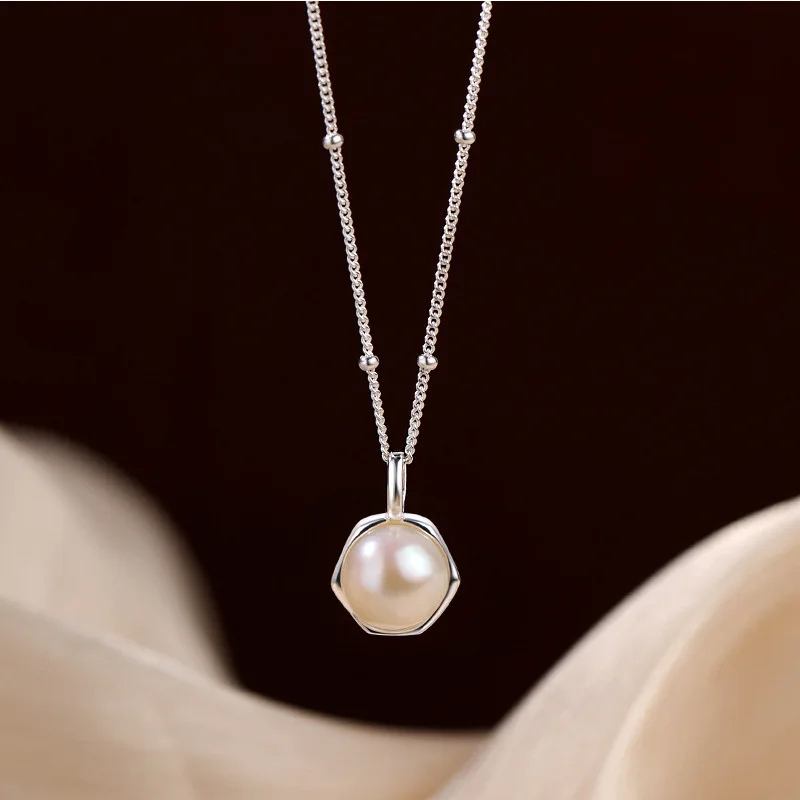

2025 New Simple Pearl Necklace with Women's Fashion Style, Light Luxury and High Grade, Clavicle Chain