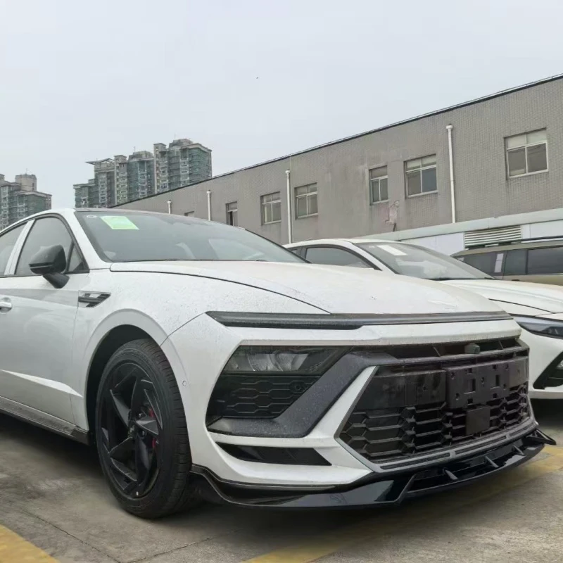 سبويلر أمامي ثلاثي المراحل لسيارة Hyundai Sonata DN8 2024 2025 مع نوع سبليت من ألياف الكربون السوداء اللامعة