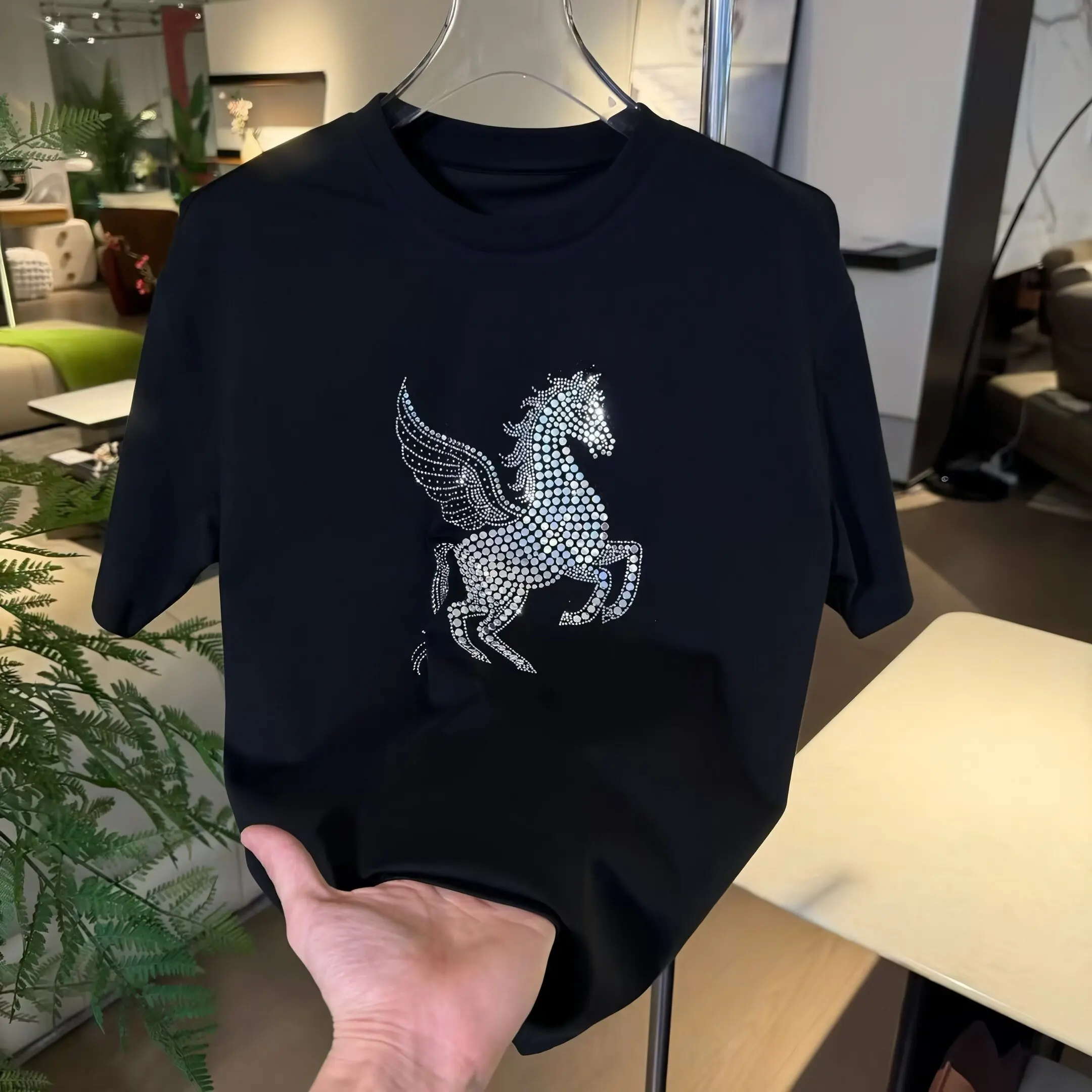 Summer New Men's Horse Pattern Hot Fix Rhinestone Casual Loose O-Neck Short Sleeve T-Shirt Red Black White Streetwear Tops