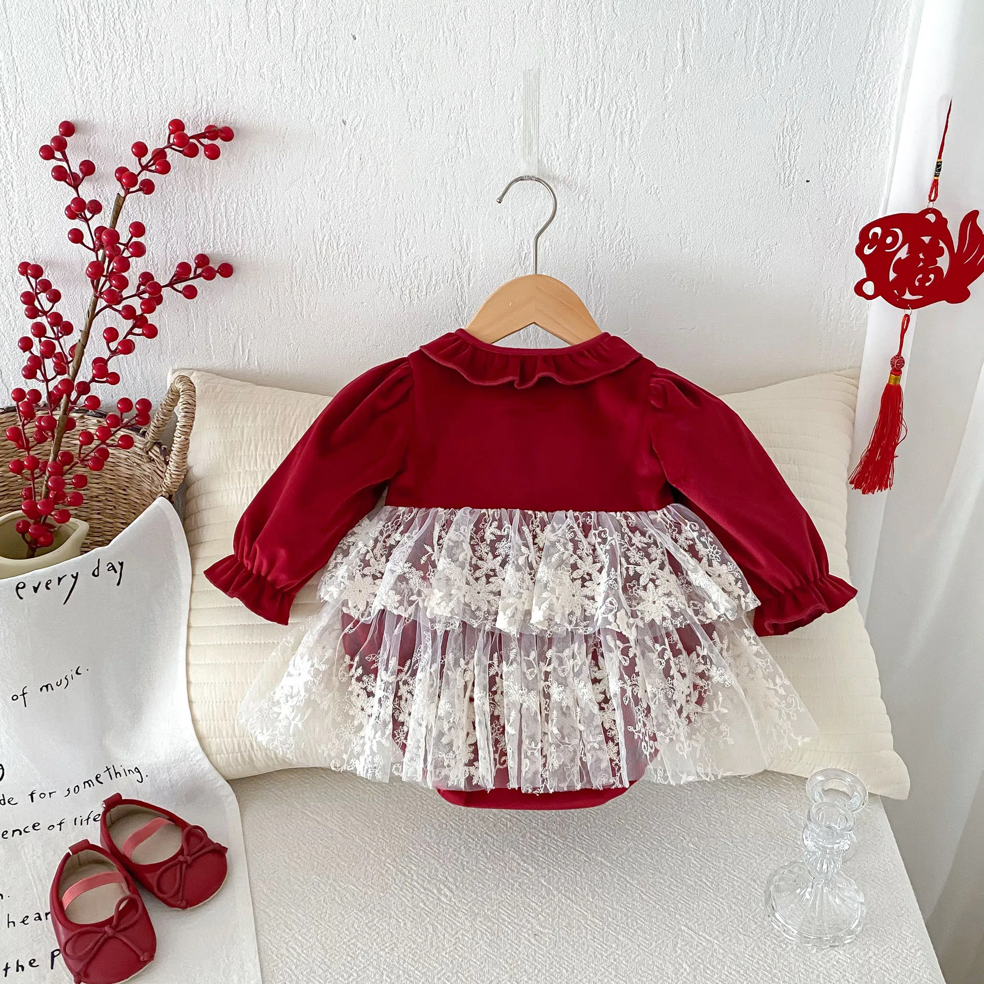 Ins Autumn Newborn Girls Bodysuit Lace Spliced Long Sleeve Red Baby Girls Rompers 0-2 Years Infant Girls Princess Outfits