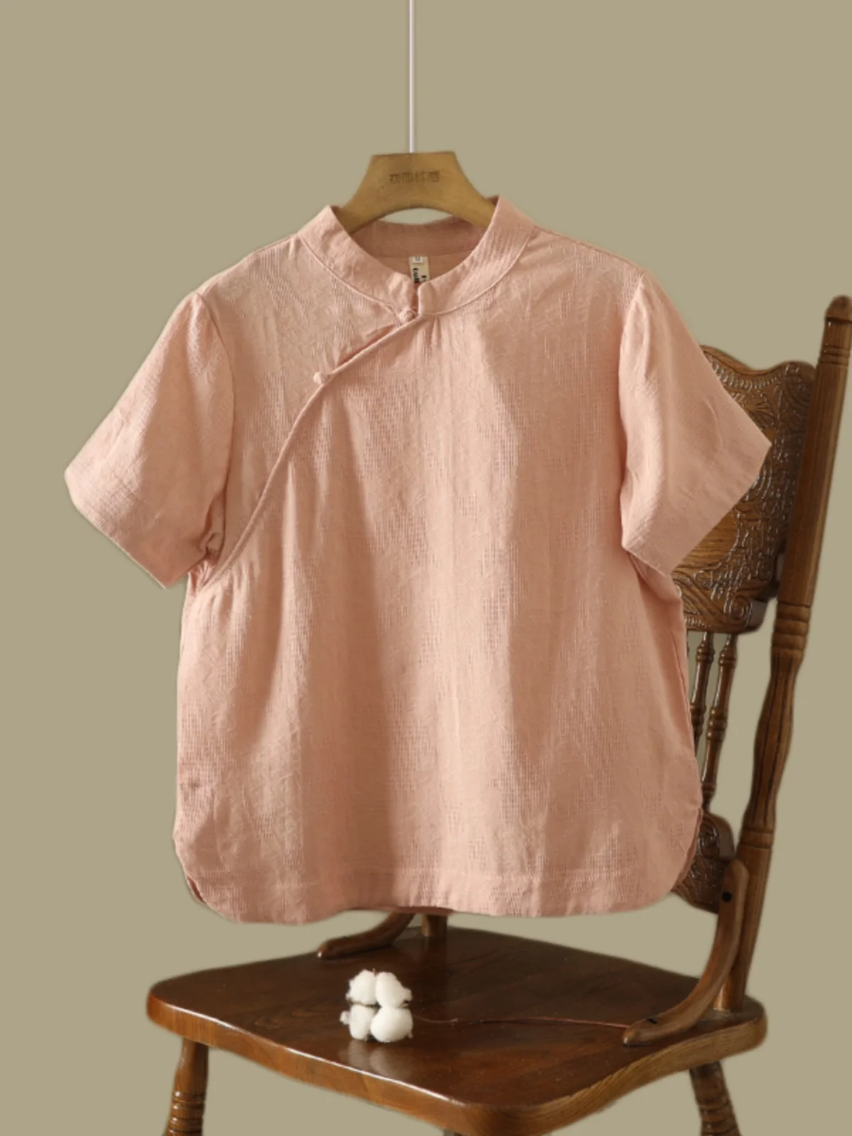 ゆったりとした綿麻または麻の女性用大きいサイズカジュアル襟サイドボタンデザイン無地サマートップ