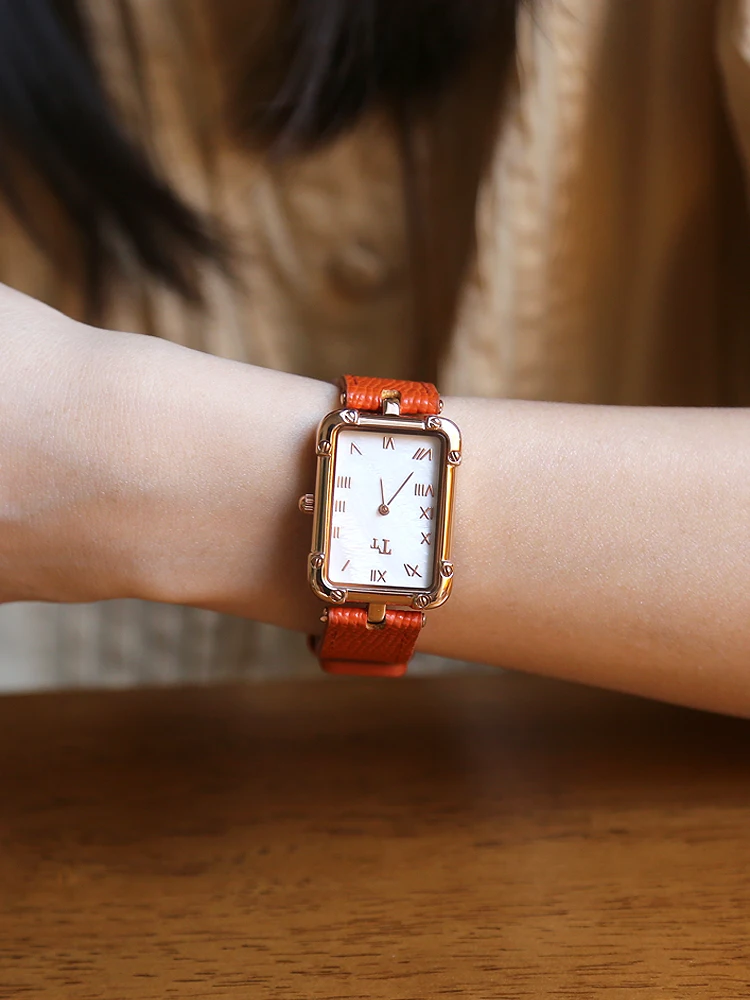 ساعة يد نسائية أنيقة، تصميم مربع، طراز جديد 2026، طراز قديم فاخر، حزام جلدي، ساعة كوارتز للنساء.