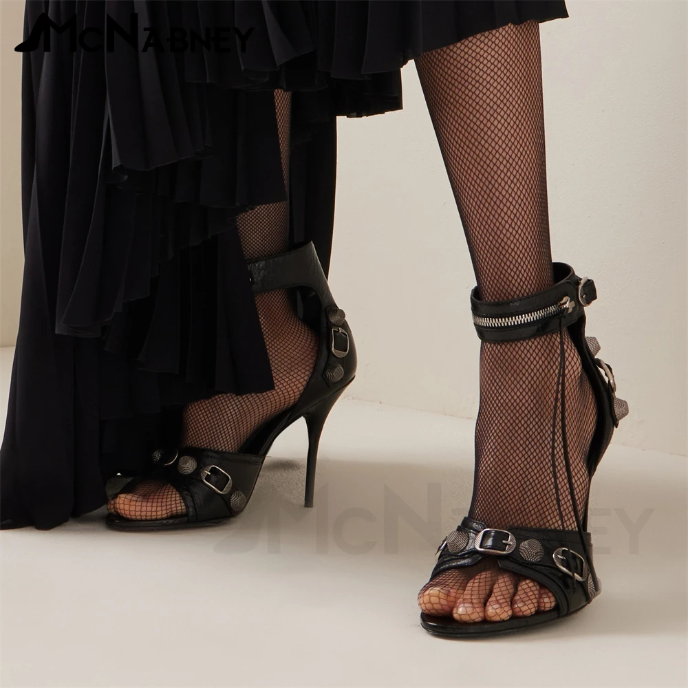 

Black Leather Studded Sandals Round Toe Stiletto Punk Motorcycle Style Style Summer Shoes Zipper Tassel Designer Luxury Sandals