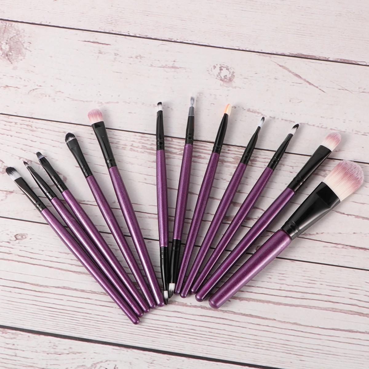 طقم فرش مكياج احترافي 12 قطعة بمقابض خشبية وشعيرات نايلون، فرشاة مكياج للبودرة والبلاش للاستخدام اليومي للنساء