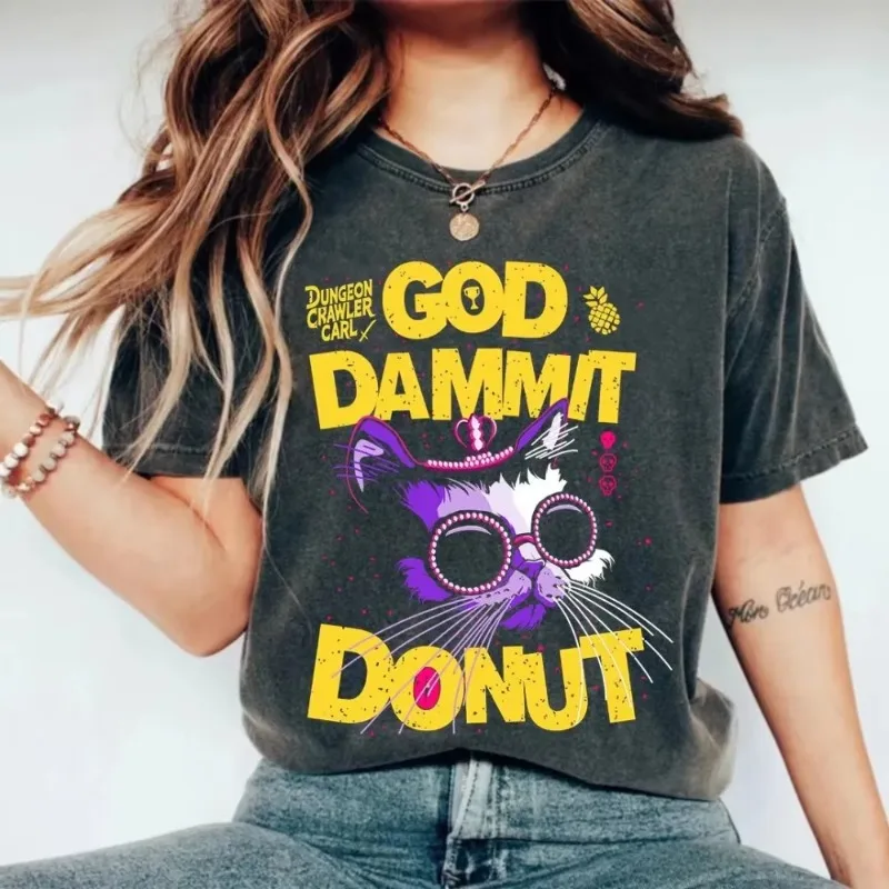 เสื้อยืดลายกราฟิก Dungeon Crawler Carl ลาย Goddamnit Donut สไตล์ไซไฟ เสื้อยืดแขนสั้น ยูนิเซ็กส์ สำหรับผู้ชายและผู้หญิง ใส่ได้ทุกฤดู