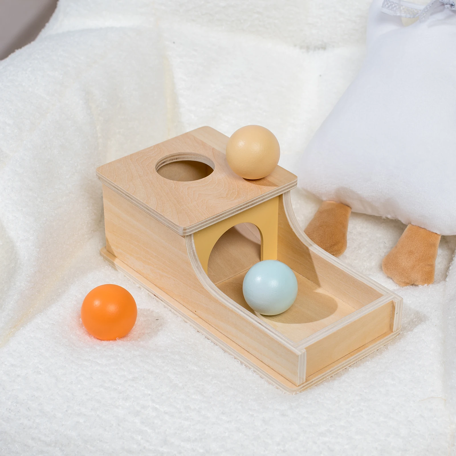 Spielzeugkiste zum Werfen und Rollen aus Holz mit bunten Bällen zum Werfen und Rollen, hilft bei Babys beim Hand-Auge-Koordination beim Training