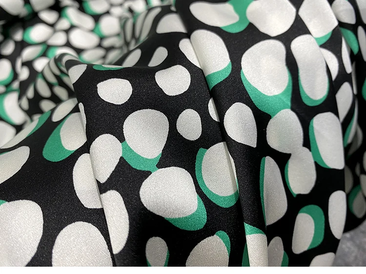 Black Background Gradual Change Polka Dots 19 Mm Printed Silk Elastic Satin Fabric, Mulberry Silk Pajamas Shirt