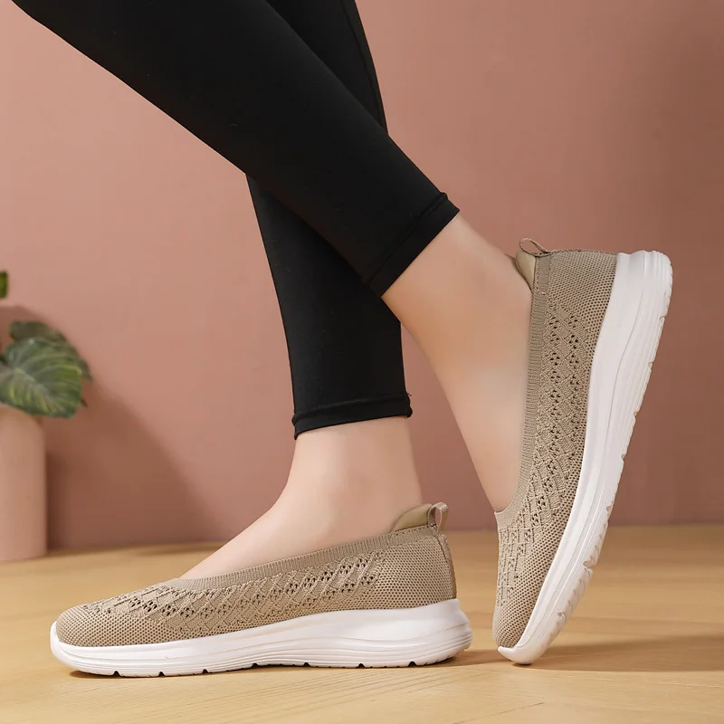 New Fashion Large Size Lightweight Casual Versatile Anti slip Casual Flat Bottom Breathable Mesh Panel Shoes Women\'s Shoes