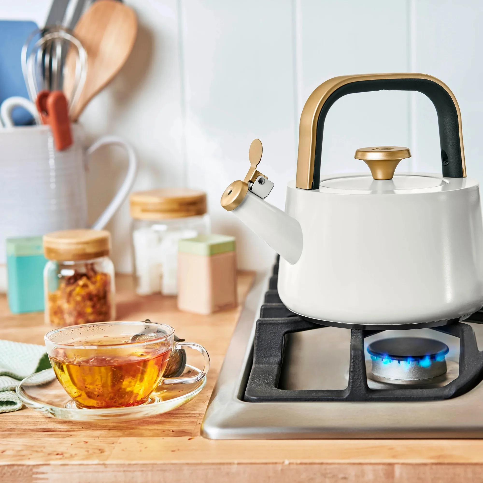 

Керамический чайник с антипригарным покрытием объемом 1,8 л, белый, безопасный для плиты, быстрый нагрев, для кипячения чая, легкое наливание, прочный и легко чистится