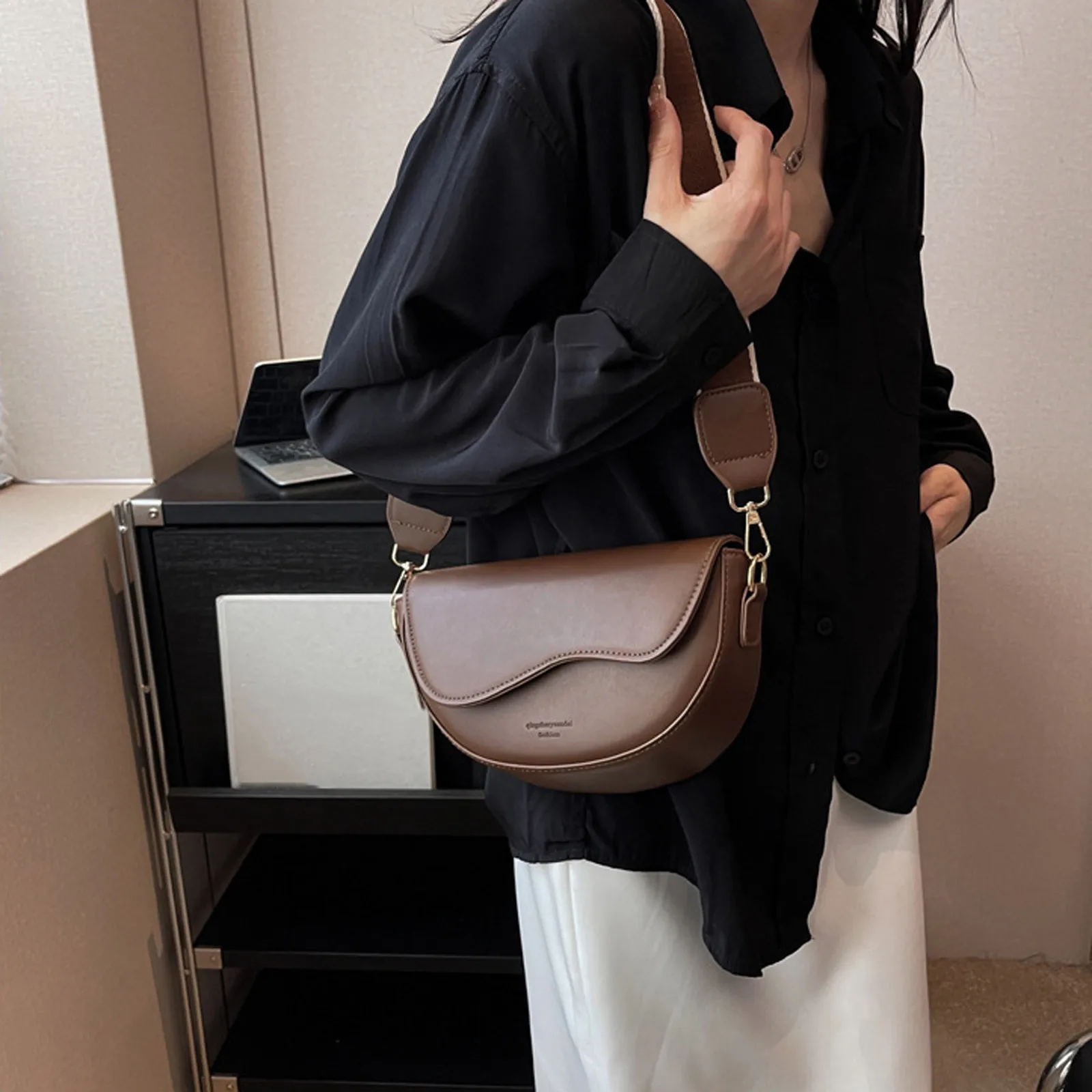 2024 Texture Small Bag Women'S Retro Versatile Crossbody Bag Fashion One Shoulder Underarm Saddle Bag Women'S Stylish Backpack